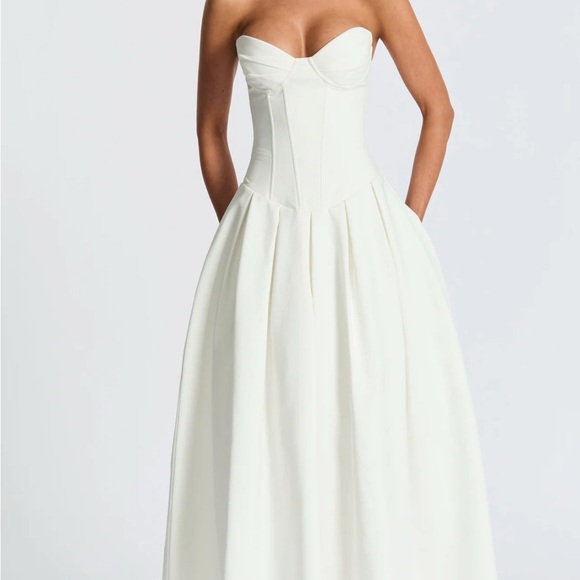 Elegant White Bridal Strapless Dress - Picture 1 of 6